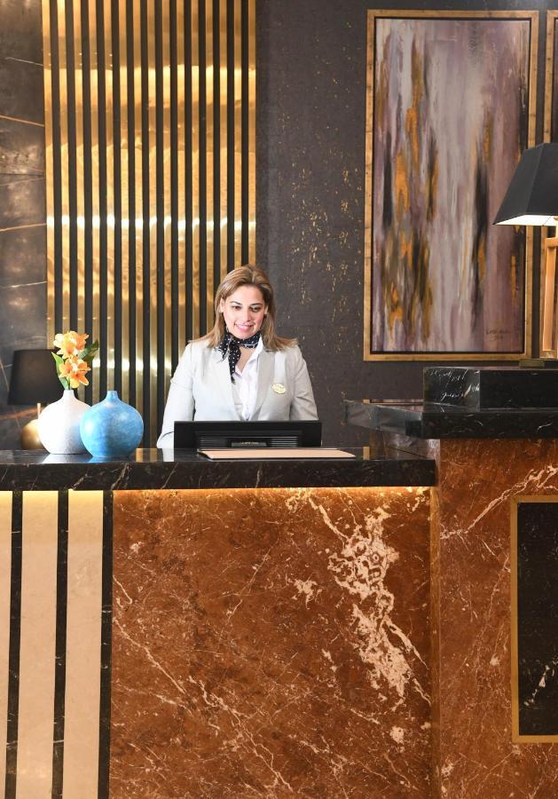 Tolip Gardens Hotel Cairo Exterior foto A hotel receptionist at the front desk