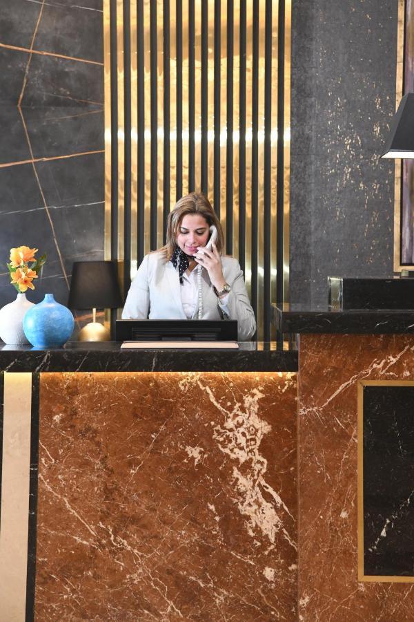 Tolip Gardens Hotel Cairo Exterior foto A hotel receptionist