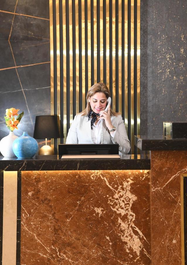 Tolip Gardens Hotel Cairo Exterior foto A hotel receptionist